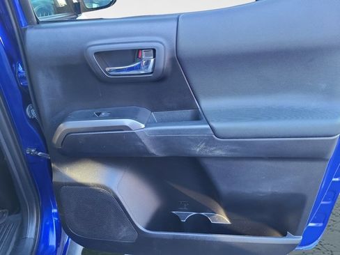 Used 2022 Toyota Tacoma TRD Off-Road image 17