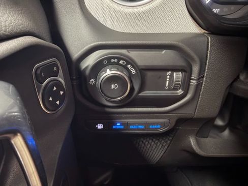 Used 2025 Jeep Wrangler Unlimited Sahara AWD/4WD image 22