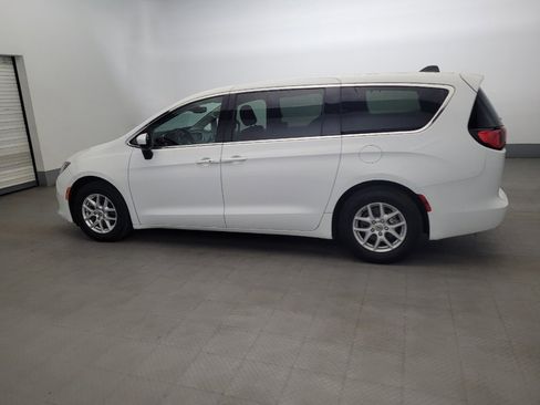 Used 2021 Chrysler Voyager LX FWD image 3
