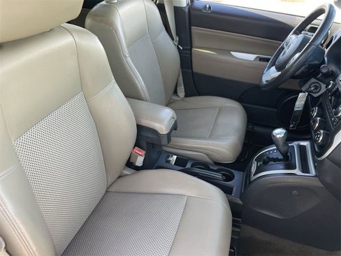 Used 2017 Jeep Compass Latitude image 10