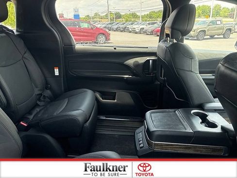 Used 2025 Toyota Sienna Platinum AWD/4WD image 25
