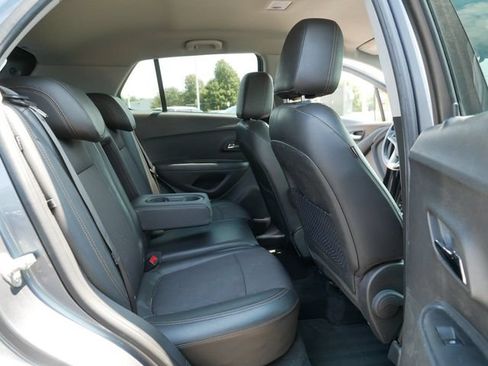 Used 2019 Chevrolet Trax LT w/ LT Convenience Package AWD/4WD image 17