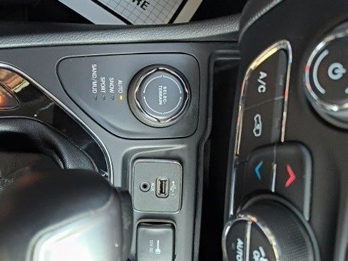 Used 2019 Jeep Cherokee Limited image 24