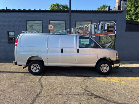 New 2025 Chevrolet Express 2500 w/ Enhanced Convenience Package RWD image 24