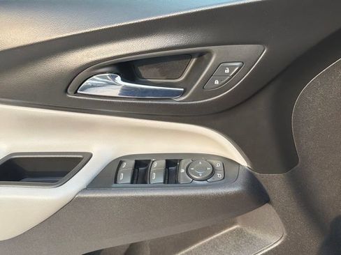 Used 2018 Chevrolet Equinox LT w/ Sun & Infotainment Package FWD image 18