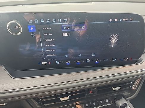 Used 2025 Chevrolet Suburban Z71 image 14