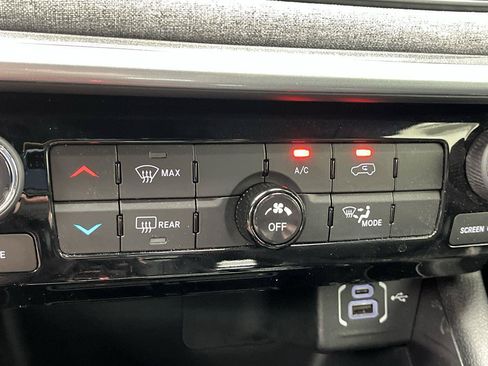 Used 2023 Jeep Compass Latitude AWD/4WD image 21