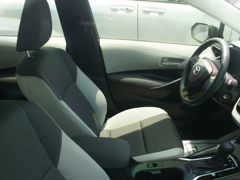 Used 2025 Toyota Corolla LE AWD/4WD image 4