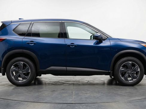 Used 2025 Nissan Rogue SV AWD/4WD image 11