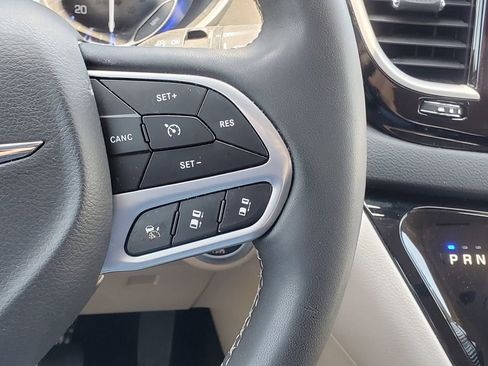 Used 2023 Chrysler Pacifica Touring-L FWD image 17