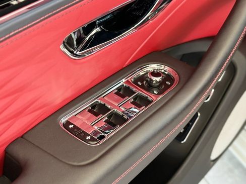 Used 2023 Bentley Flying Spur Plug-In Hybrid image 28