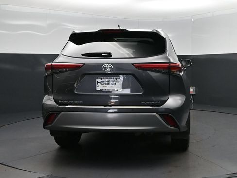 Used 2023 Toyota Highlander Platinum FWD image 6