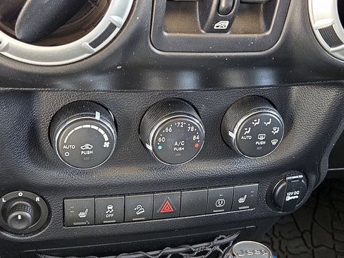 Used 2014 Jeep Wrangler Unlimited Rubicon AWD/4WD image 27