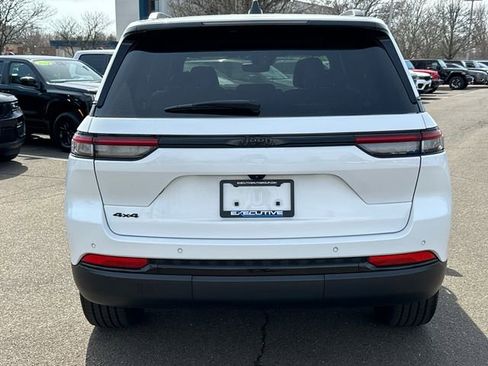 Used 2023 Jeep Grand Cherokee Altitude image 3