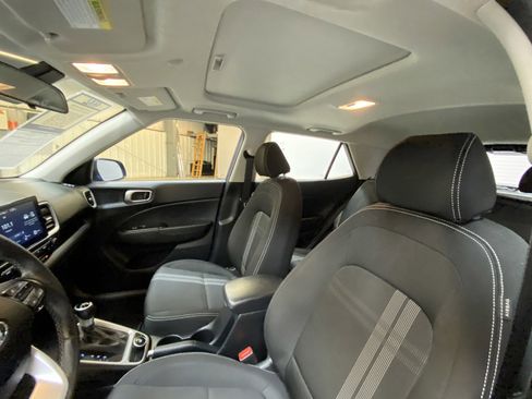 Used 2025 Hyundai Venue SEL FWD image 21