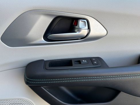 Used 2017 Chrysler Pacifica Platinum FWD image 22