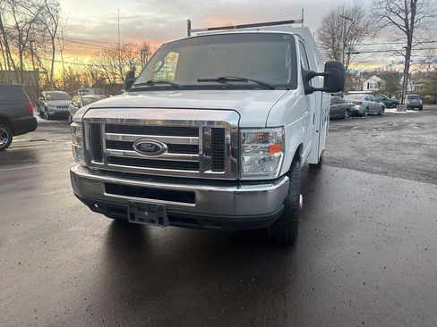 Used 2016 Ford E-350 and Econoline 350 Super Duty w/ Power Windows & Locks Group image 2
