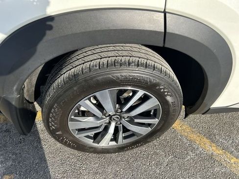 Used 2024 Nissan Pathfinder SL w/ Black Appearance Package image 12