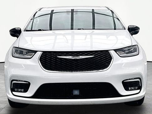 Used 2024 Chrysler Pacifica Touring-L FWD image 3