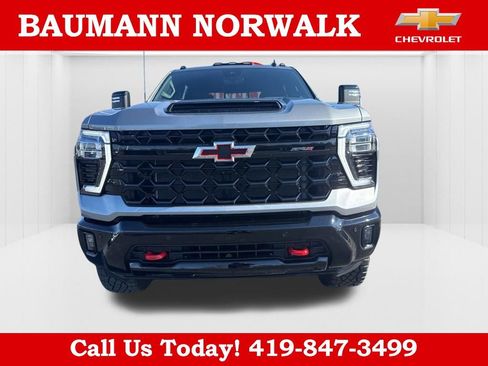Used 2025 Chevrolet Silverado 2500 ZR2 w/ Technology Package AWD/4WD image 2