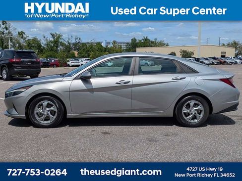 Used 2023 Hyundai Elantra SE w/ Cargo Package FWD image 2