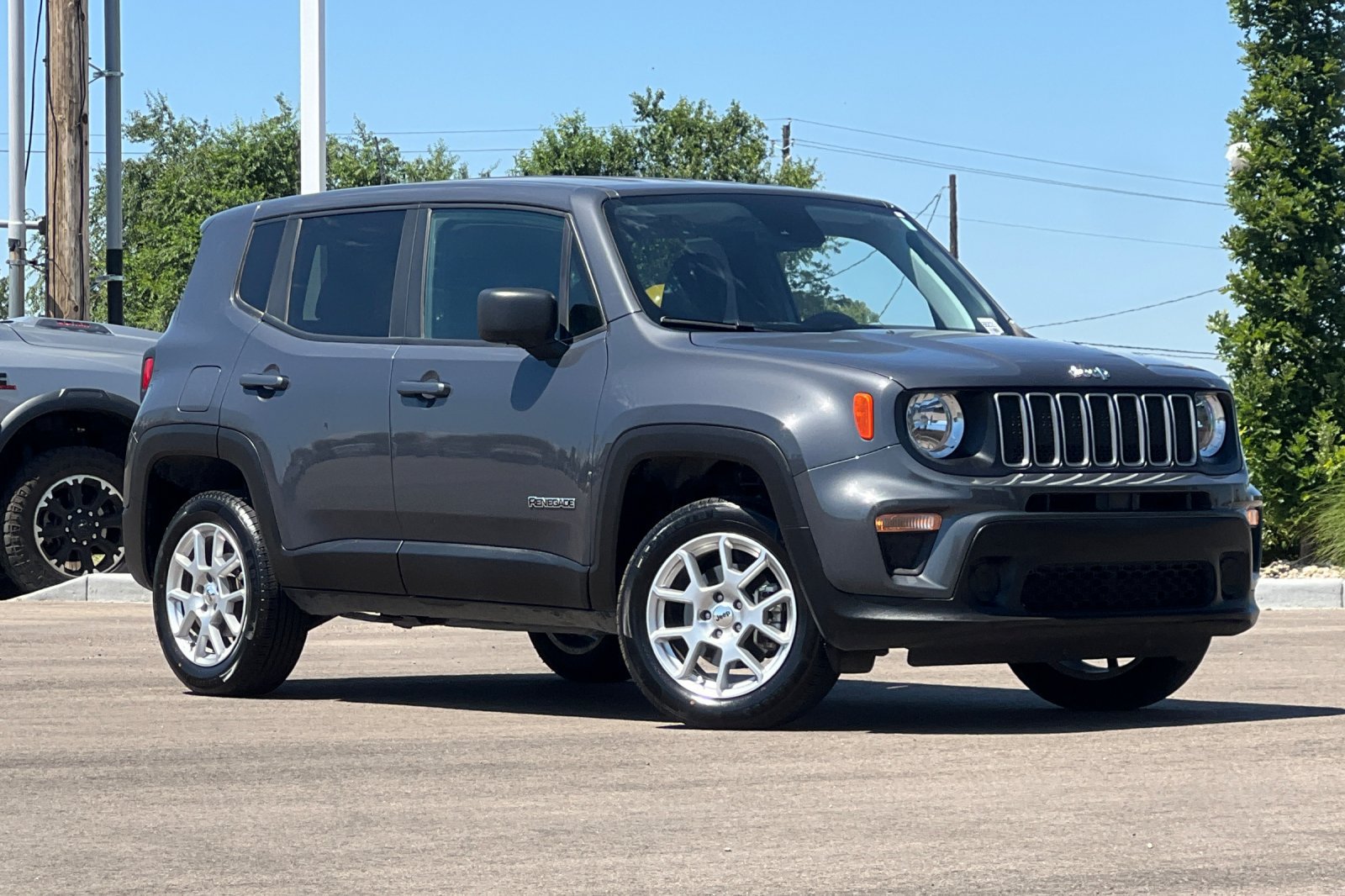 Used 2023 Jeep Renegade Latitude AWD/4WD image 2