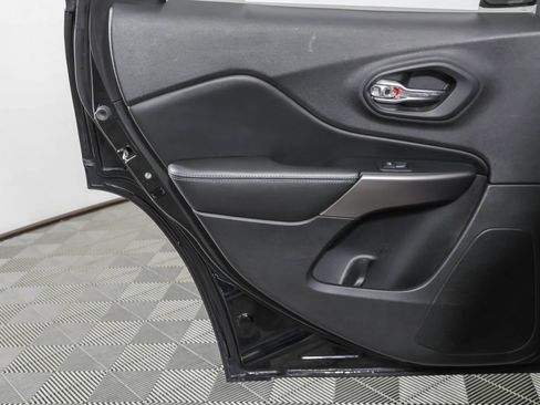 Used 2019 Jeep Cherokee Latitude Plus w/ Cold Weather Group AWD/4WD image 38