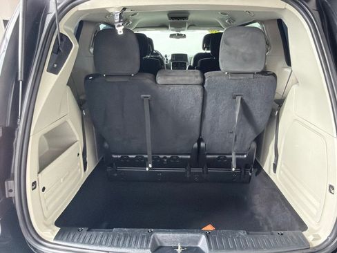 Used 2016 Dodge Grand Caravan SXT w/ UConnect Hands-Free Group FWD image 18
