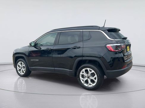 Used 2025 Jeep Compass Latitude AWD/4WD image 4