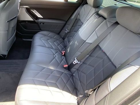 Used 2025 BMW 740i w/ Premium Package RWD image 17