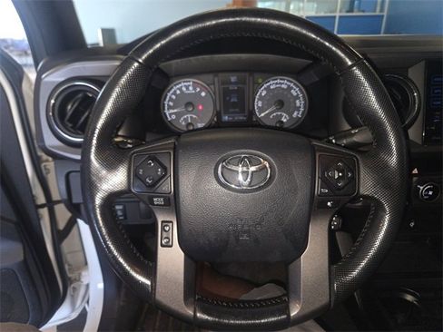 Used 2016 Toyota Tacoma TRD Sport image 13