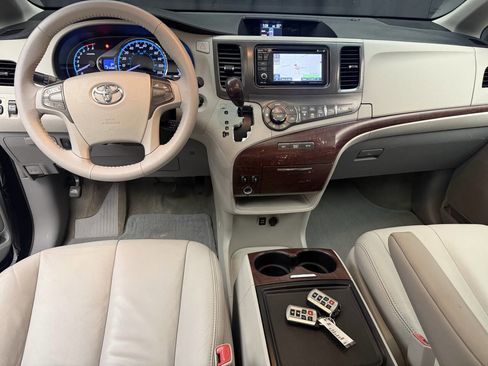 Used 2013 Toyota Sienna XLE image 13
