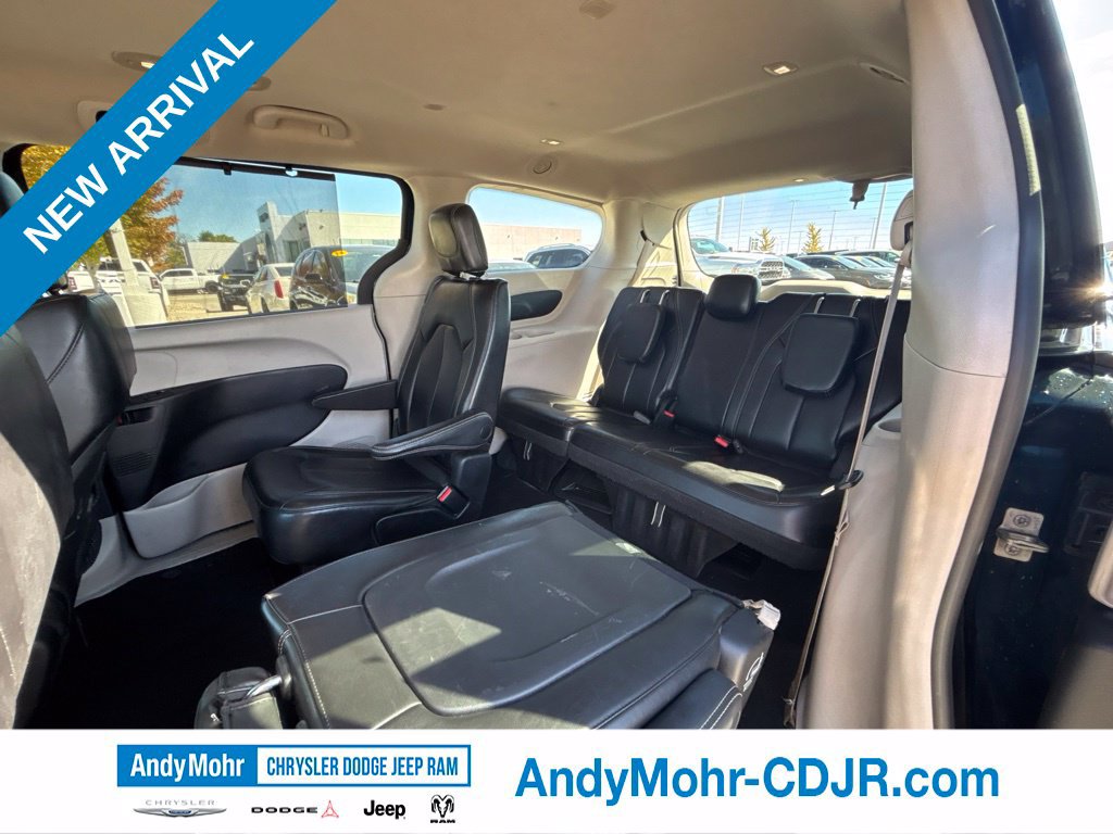 Used 2023 Chrysler Pacifica Touring-L FWD image 14