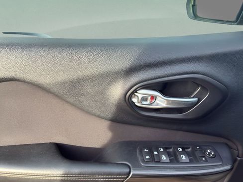 Used 2016 Jeep Cherokee Sport image 11