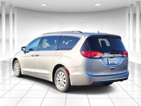Used 2017 Chrysler Pacifica Touring-L image 3
