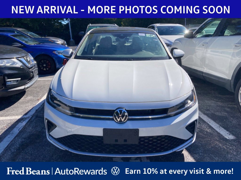 Used 2025 Volkswagen Jetta SE w/ Sunroof Package FWD image 2