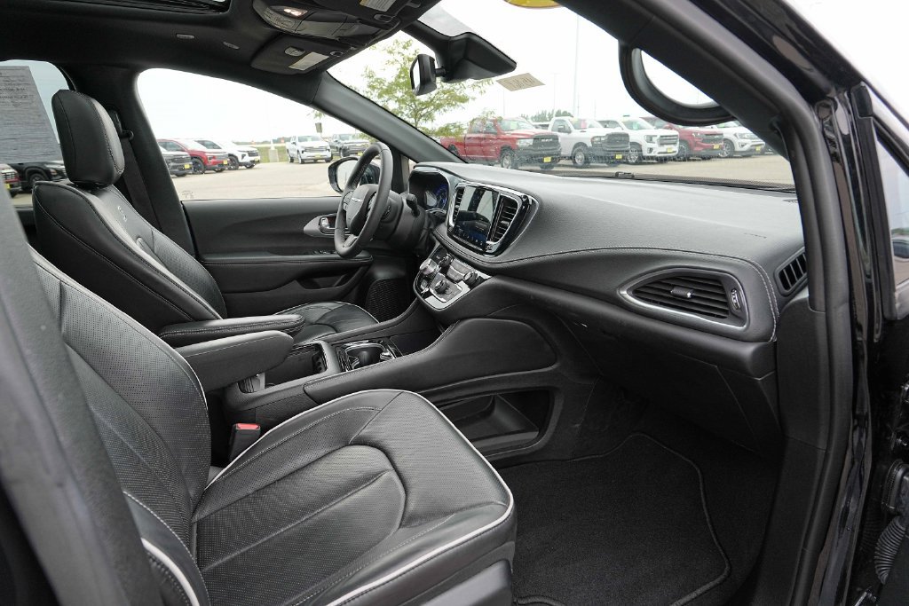 Used 2025 Chrysler Pacifica Limited FWD image 23