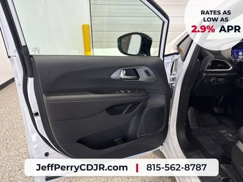 New 2027 Chrysler Pacifica Select FWD image 16