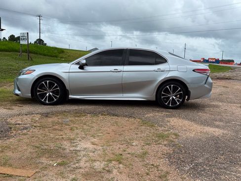 Used 2018 Toyota Camry SE FWD image 2