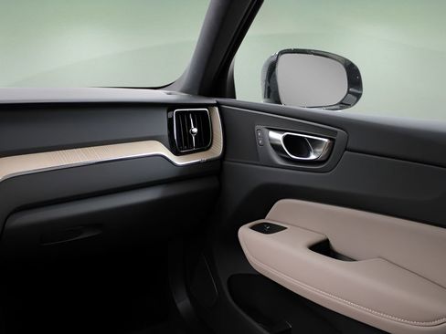 New 2026 Volvo XC60 B5 Core w/ Protection Package Premier image 24