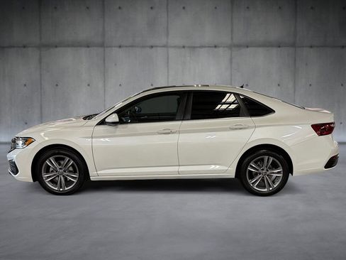 Used 2024 Volkswagen Jetta SE w/ Panoramic Sunroof Package FWD image 2