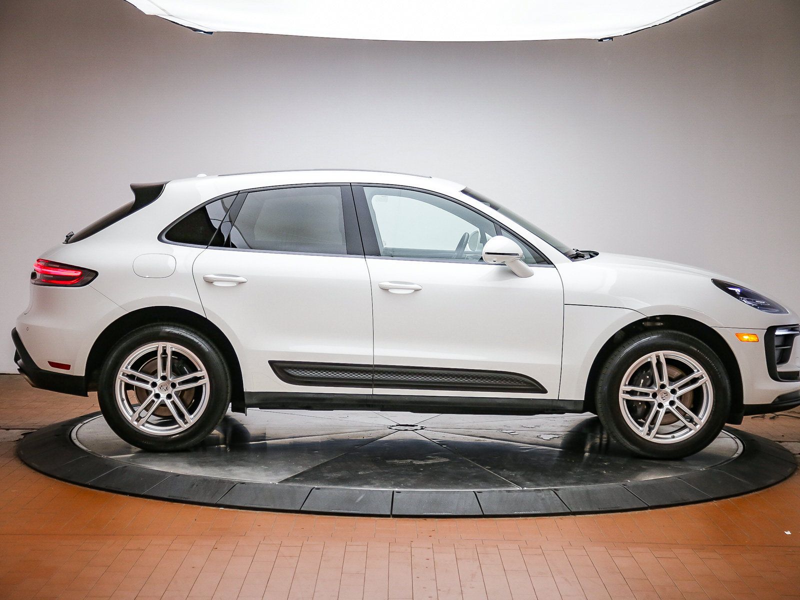 Certified 2025 Porsche Macan AWD/4WD image 8