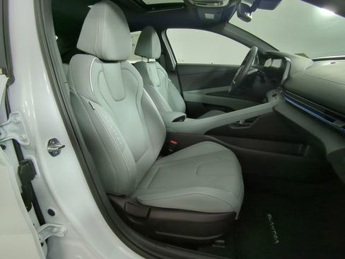 Used 2024 Hyundai Elantra Limited image 27