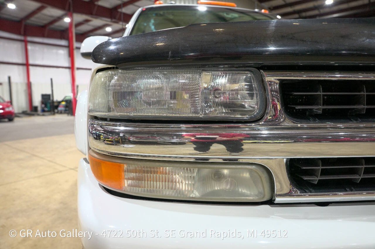 Used 2003 Chevrolet Suburban 2500 LT w/ LT Preferred Equipment Group AWD/4WD image 36