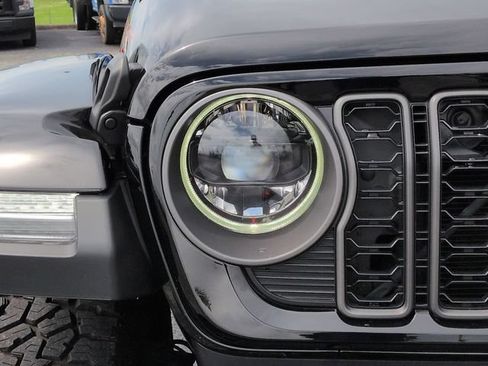 Used 2025 Jeep Gladiator Mojave AWD/4WD image 10