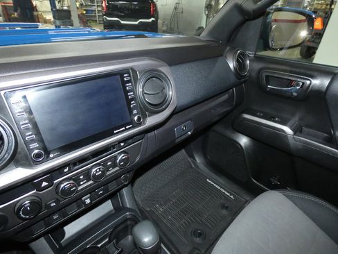 Used 2020 Toyota Tacoma 4x4 Double Cab image 12