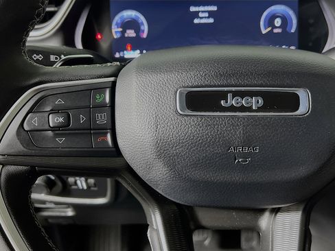 Used 2025 Jeep Grand Cherokee L Laredo image 19