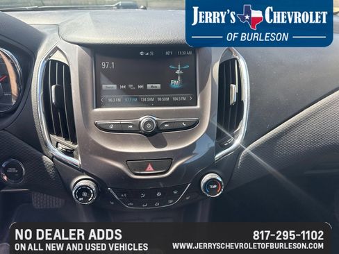 Used 2018 Chevrolet Cruze LT w/ Convenience Package FWD image 9