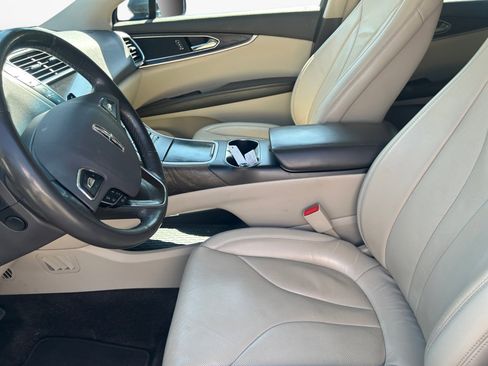Used 2017 Lincoln MKX Reserve w/ Driver Assistance Package FWD image 9