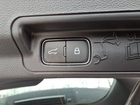 Used 2022 Ford Explorer XLT w/ Equipment Group 202A image 31